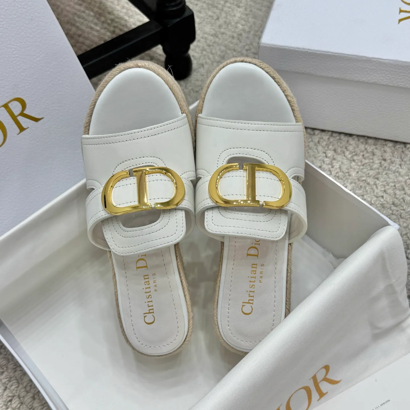 👟👟Ex-factory price 520👟👟 Increased height version✅🇨🇳 🇨🇳Dior 25ss summer high version new sandals. Simple and super versatile. Perfect and luxurious on the feet, can be matched with any spring and summer clothes. The foot feels even more comfortable! The material is a perfect replica of the original. Original disassembly and molding. ✅❶Material: original customized cowhide ✅❷Inner: original customized sheepskin ✅❸Foot: original customized sheepskin ✅❹Outsole: original woven wedge outsole ✅❺Heel height: 9.5cm ✅❻Packaging: original full set of packaging ✅❼Number: 35-41